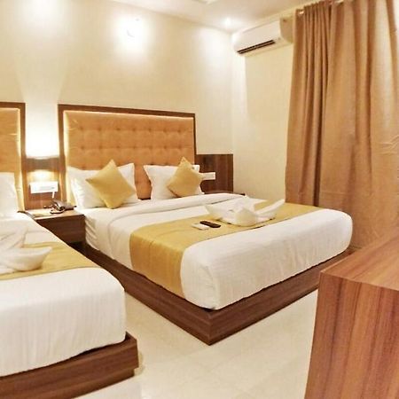 Hotel Emerald Near T2 International Airport Mumbai Bombaim Exterior foto