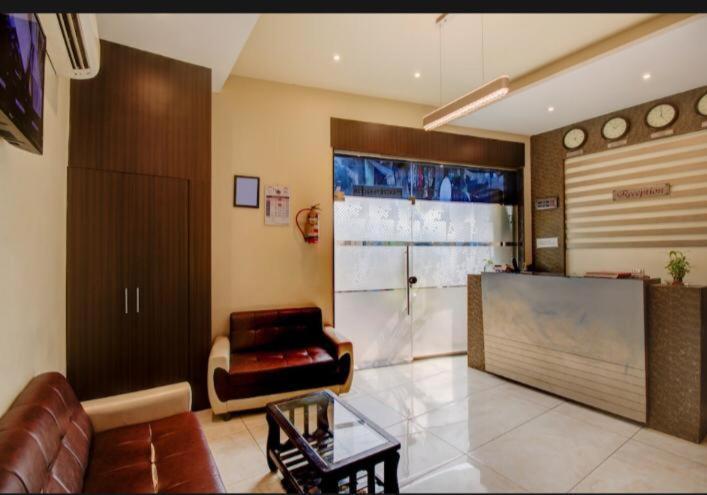 Hotel Emerald Near T2 International Airport Mumbai Bombaim Exterior foto