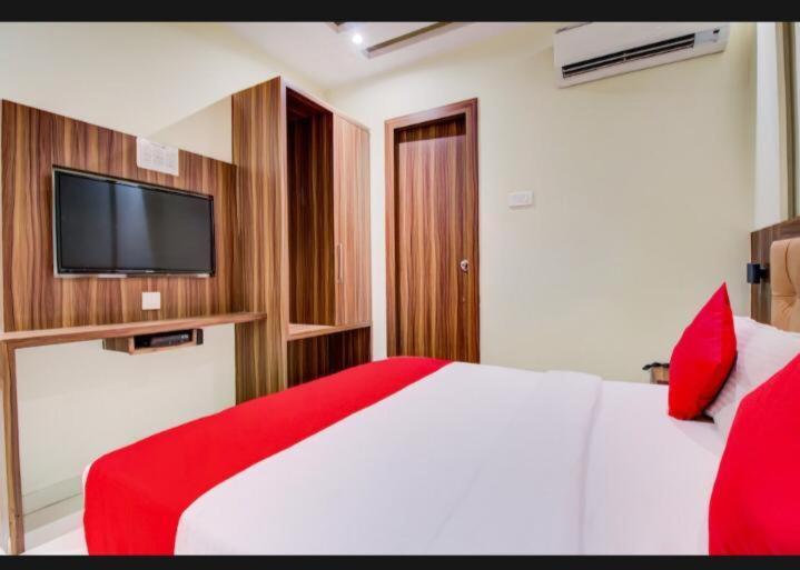 Hotel Emerald Near T2 International Airport Mumbai Bombaim Exterior foto