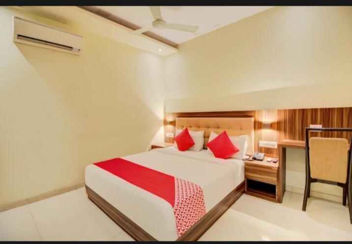 Hotel Emerald Near T2 International Airport Mumbai Bombaim Exterior foto