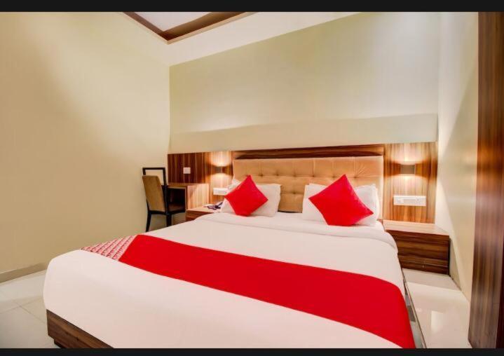 Hotel Emerald Near T2 International Airport Mumbai Bombaim Exterior foto