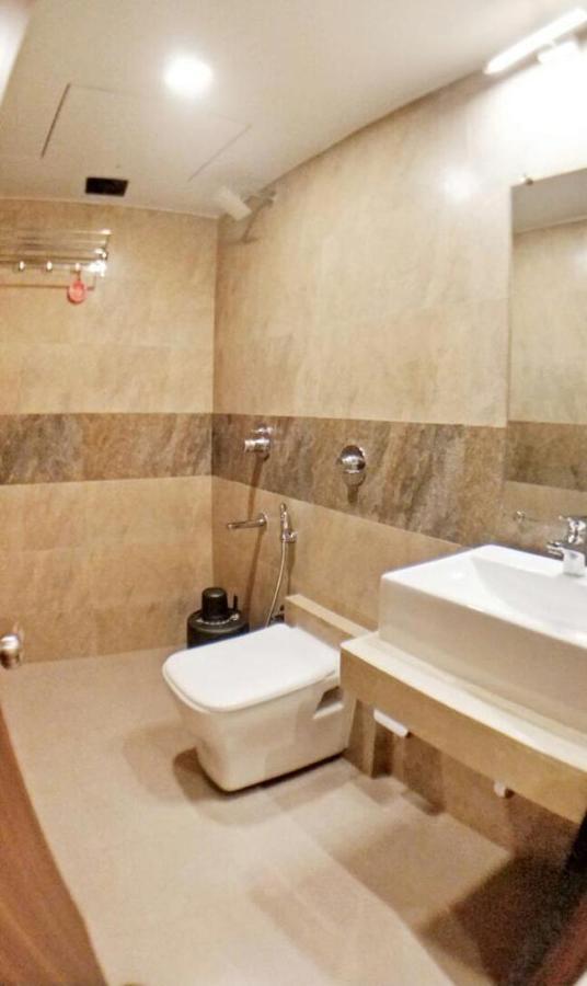 Hotel Emerald Near T2 International Airport Mumbai Bombaim Exterior foto