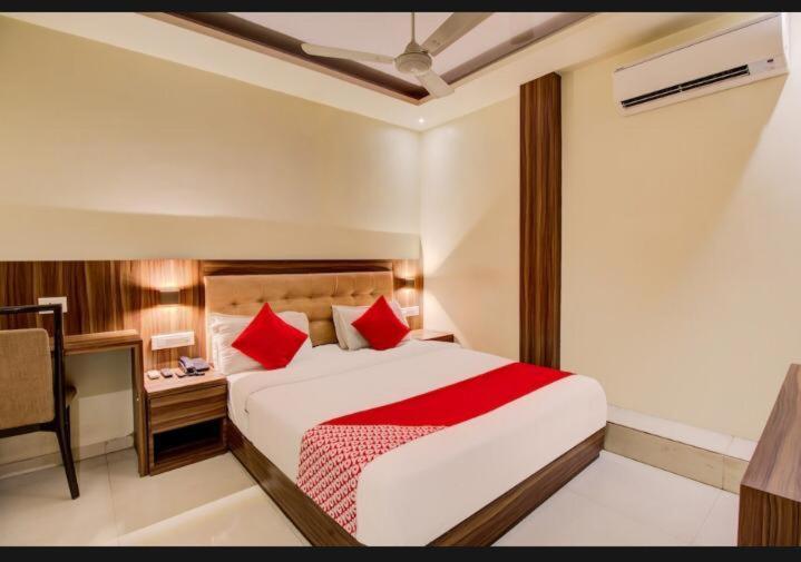 Hotel Emerald Near T2 International Airport Mumbai Bombaim Exterior foto
