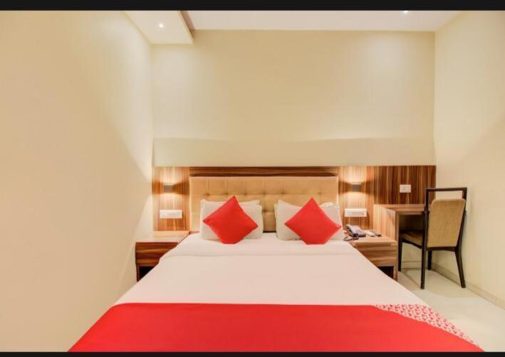 Hotel Emerald Near T2 International Airport Mumbai Bombaim Exterior foto