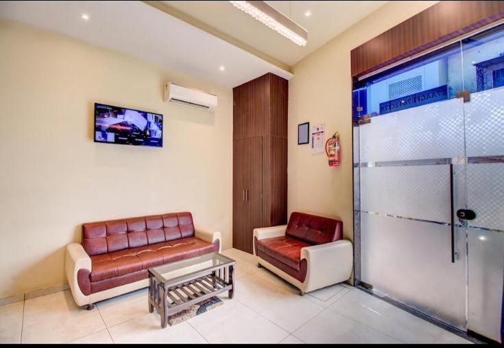 Hotel Emerald Near T2 International Airport Mumbai Bombaim Exterior foto