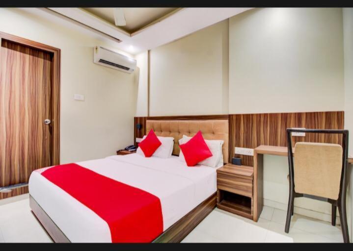 Hotel Emerald Near T2 International Airport Mumbai Bombaim Exterior foto