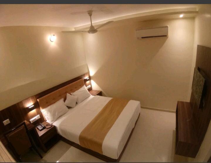 Hotel Emerald Near T2 International Airport Mumbai Bombaim Exterior foto