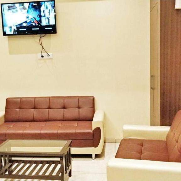 Hotel Emerald Near T2 International Airport Mumbai Bombaim Exterior foto